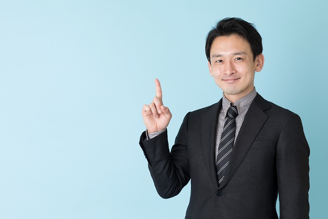 説明している男性