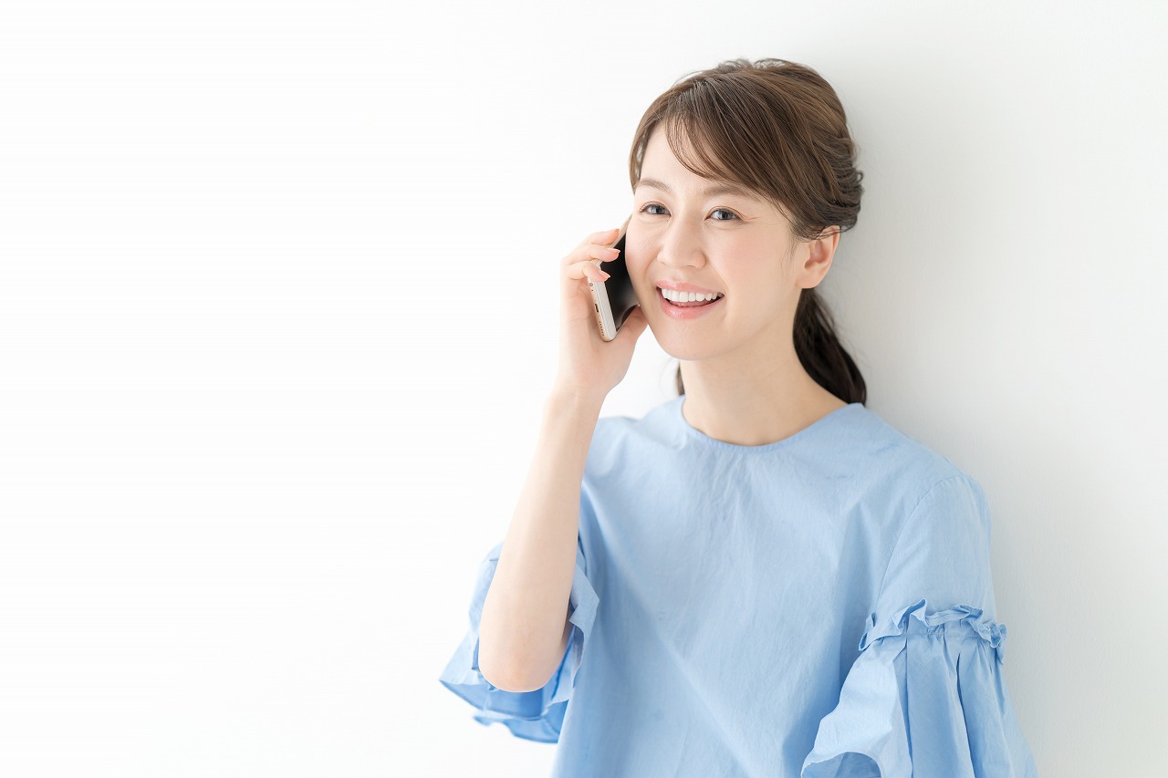 電話を掛ける女性