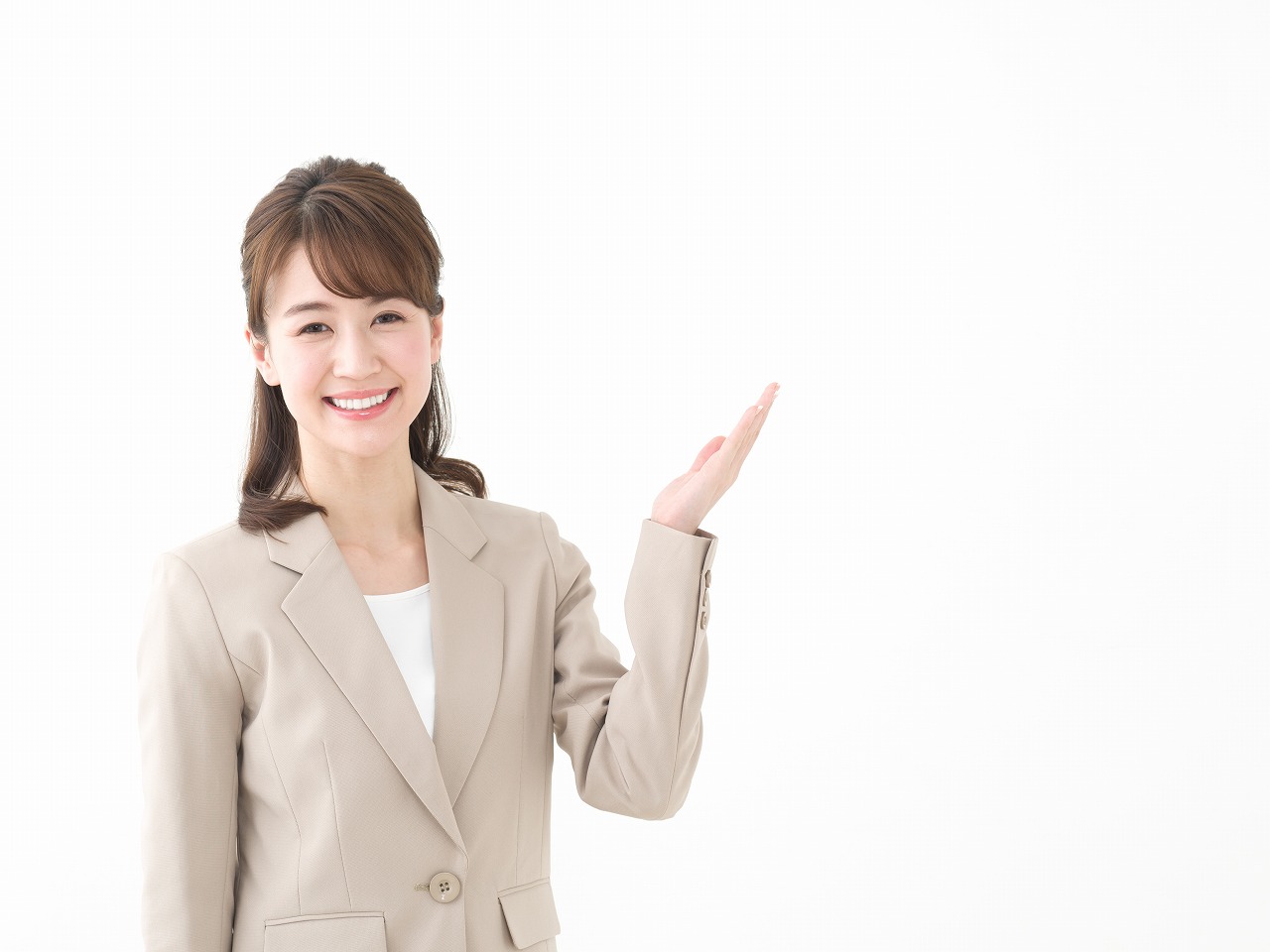 案内する女性